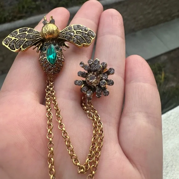 Vintage Bee and Flower Brooch Pin with Double Chains, Emerald Green Crystal - Picture 3 of 4